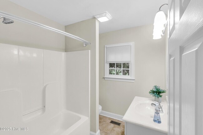 Building Photo - 1609 Lucerne Way