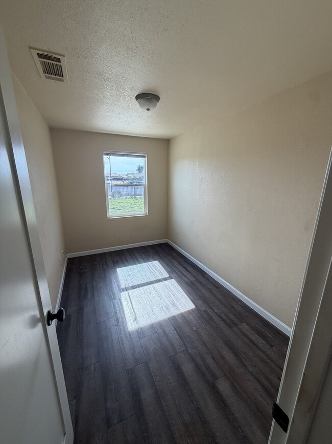 Building Photo - 1004 E K Ave