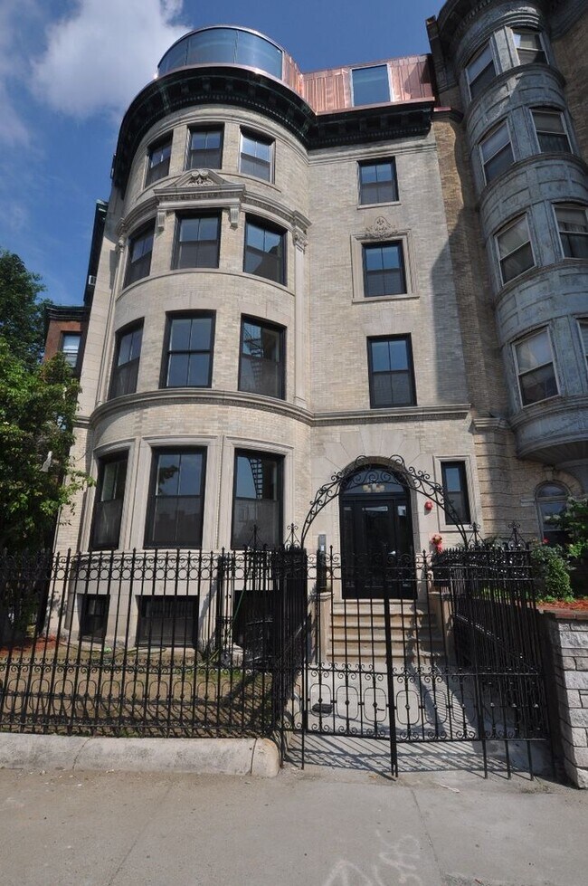 Building Photo - 870 Beacon St