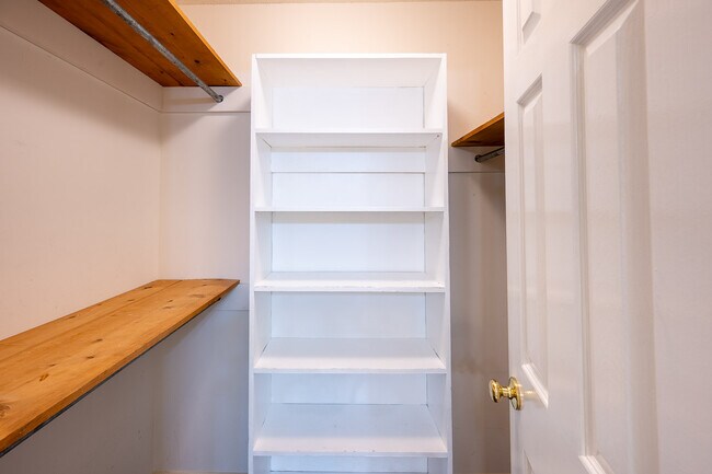 Building Photo - 4135 Knollcrest Cir N