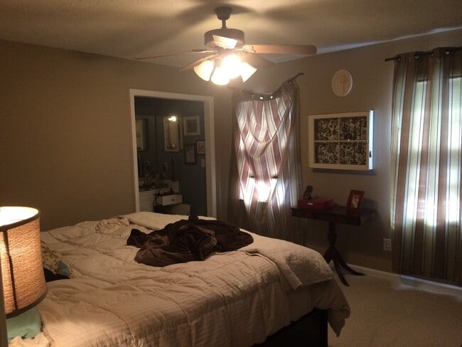 Building Photo - Spacious 3 Bedroom 2.5 Bath Townhome with Community Pool!!