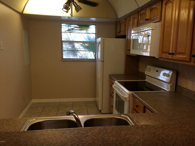 Building Photo - 412 Meadowlark Ln