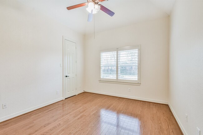 Building Photo - 2 Sagestone