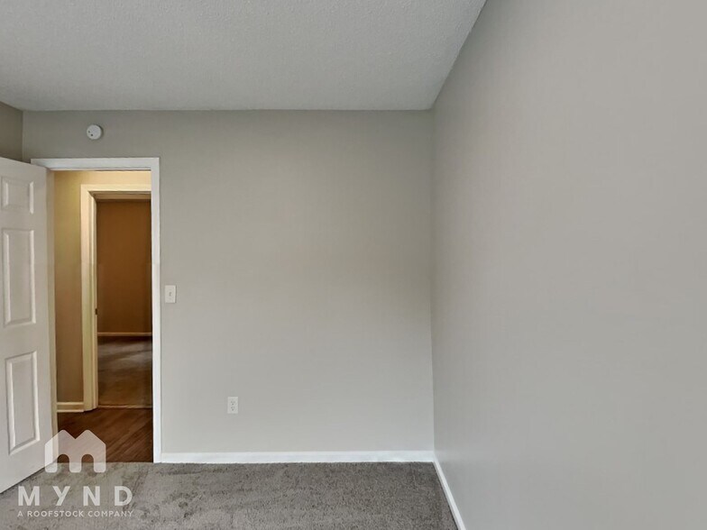Building Photo - 425 Willow Ln