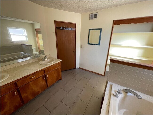 Building Photo - Do Not miss this home on WESTRIDGE! Rent to OWN!