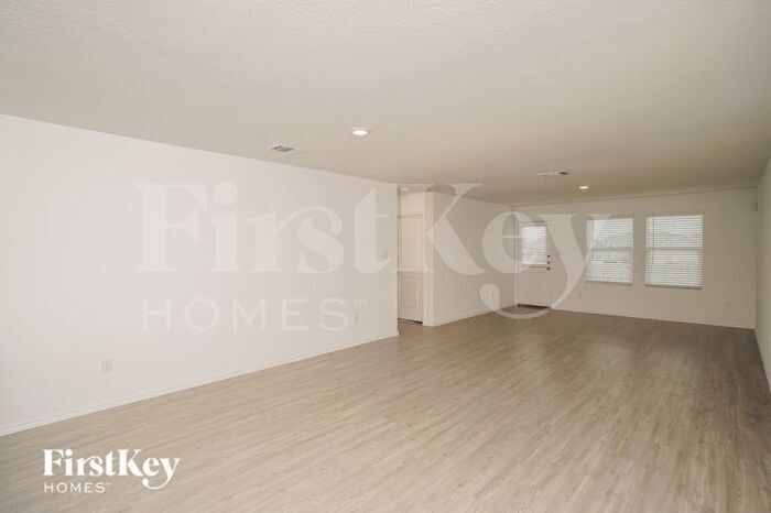 Building Photo - 2428 Lake Hls