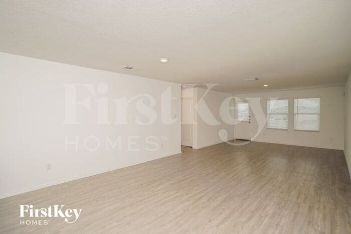 Building Photo - 2428 Lake Hls