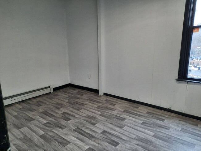 Building Photo - 32 Douw St