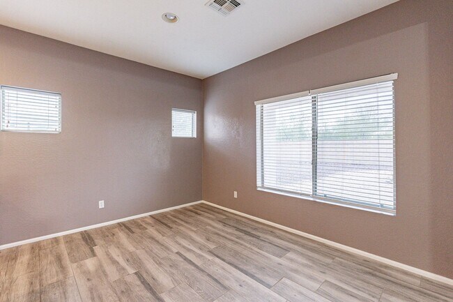 Building Photo - Three Beds & 2.5 Baths - Move Right In!