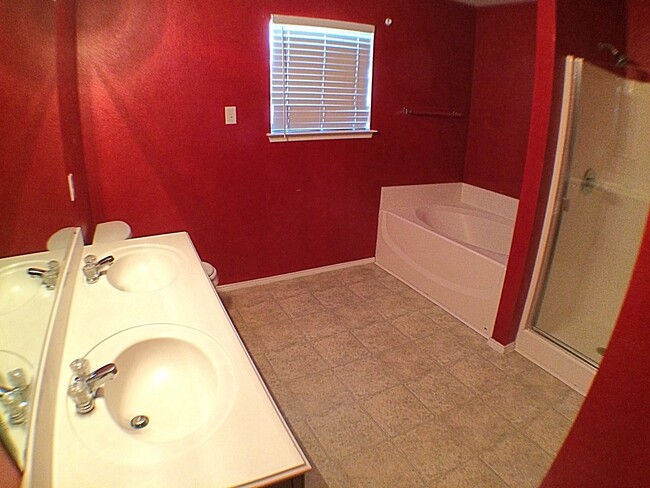 Building Photo - 3 Bedroom 2 Bath Gem In Crowley