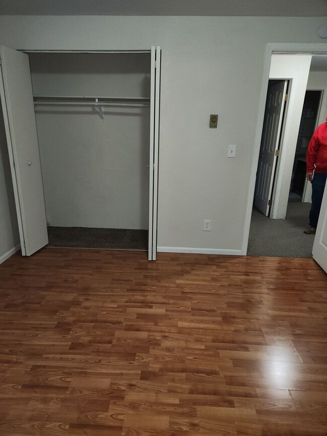 Building Photo - 2bed 1bath Duplex