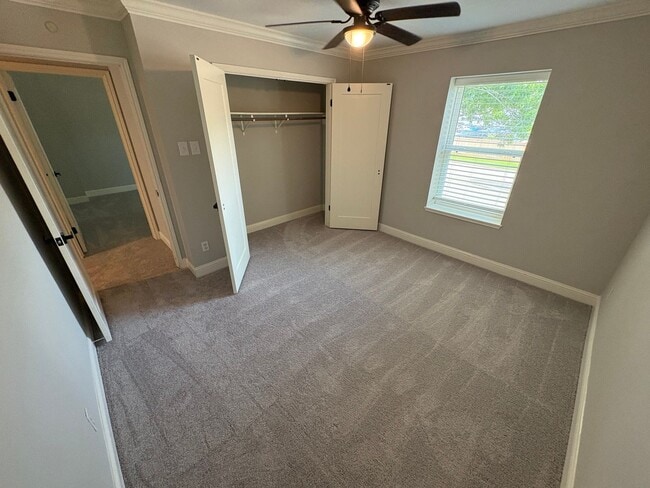 Building Photo - Beautiful 4 bedroom townhouse with incredible kitchen