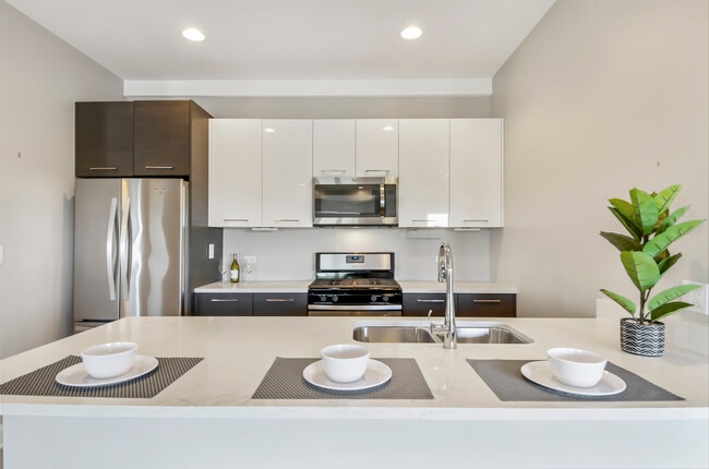 Building Photo - 833 Laurel Ave