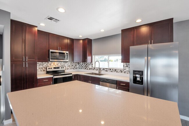 Building Photo - Large 6 Bed/3 Bath house close to ASU with awesome backyard