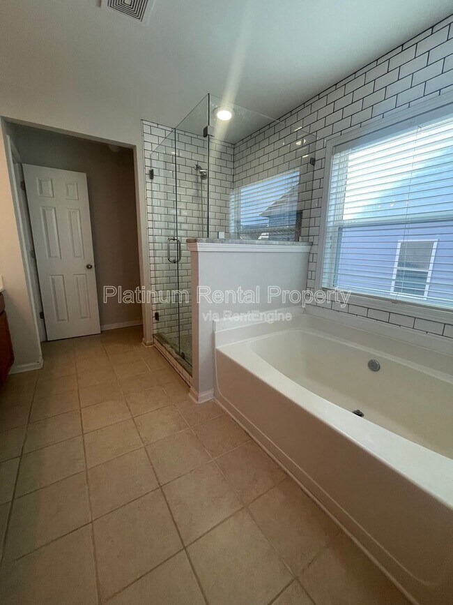 Building Photo - 5545 Weddington Dr