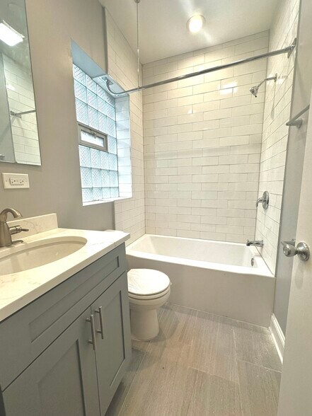 Building Photo - 4452 N Sheridan Rd