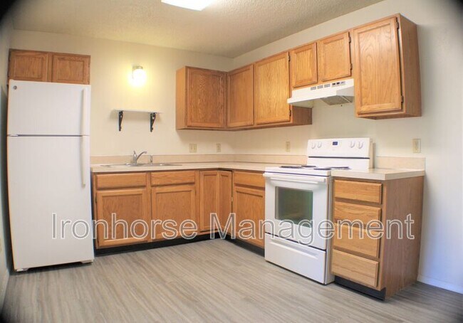 Building Photo - 809 W Villard St