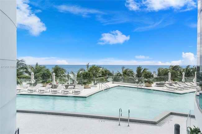 Building Photo - 17001 Collins Ave