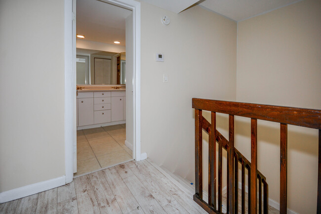 Building Photo - 3157 Gardens E Dr