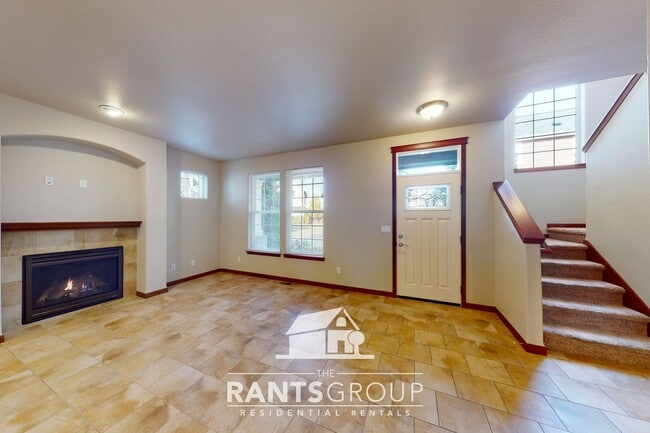 Building Photo - Move in Ready! Beautiful home in Puyallup! Easy Commute to JBLM!