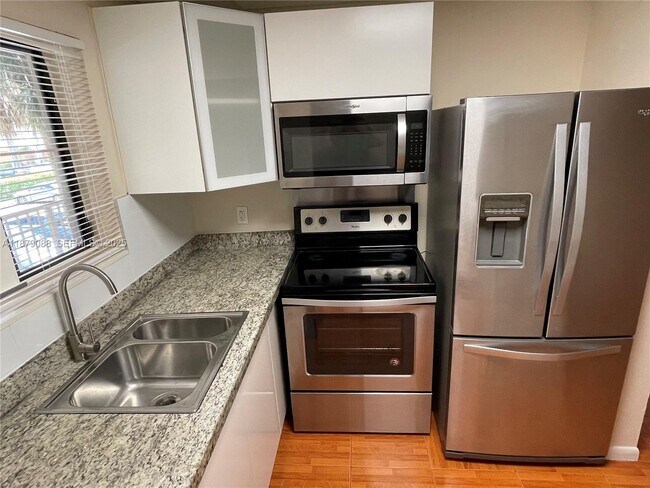 Building Photo - 6900 SW 39th St