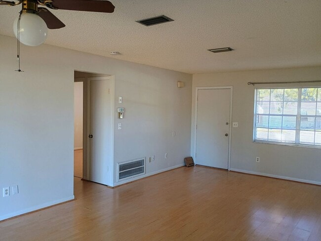 Building Photo - 2 bed 2 bath house for rent