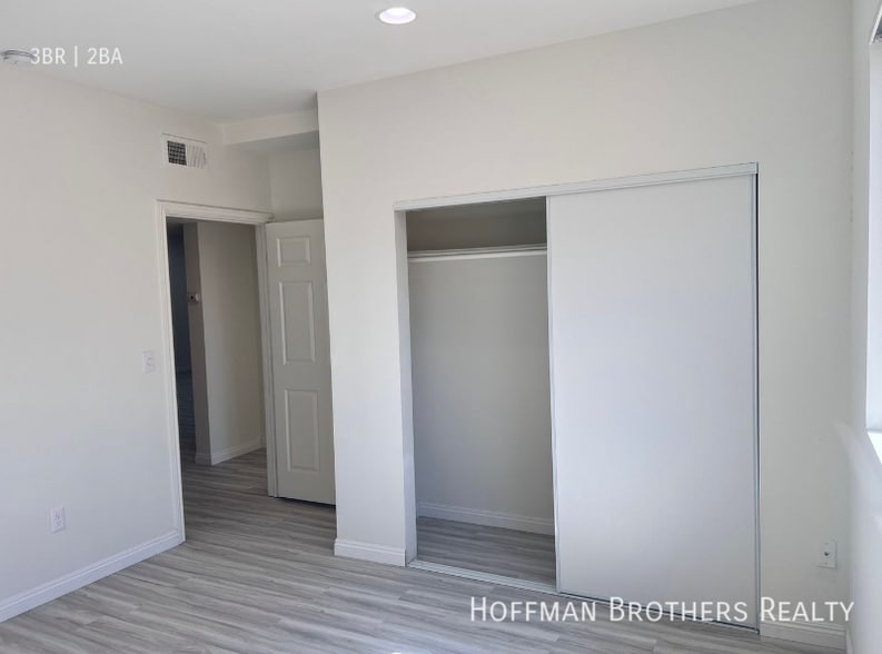 Building Photo - 6829 Simpson Ave