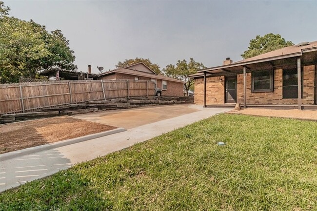 Building Photo - 2312 Shady Turf Dr