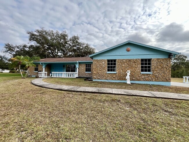 Building Photo - 3 bed/ 2 bath Beauty!