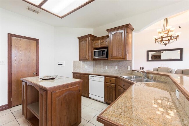 Building Photo - 1213 Rhett Dr
