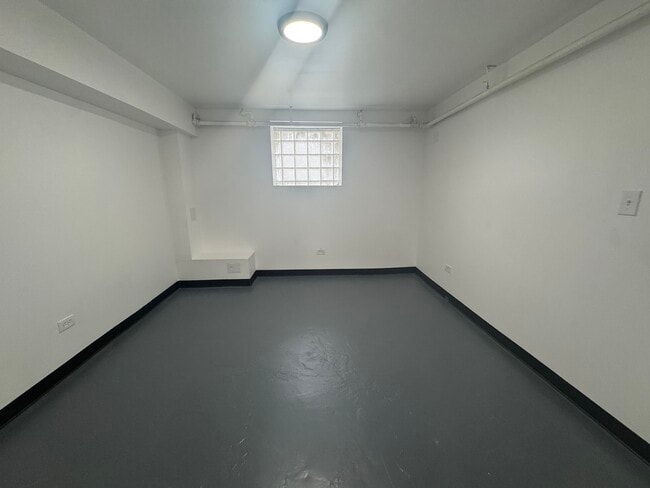 Building Photo - 1045 E 73rd St