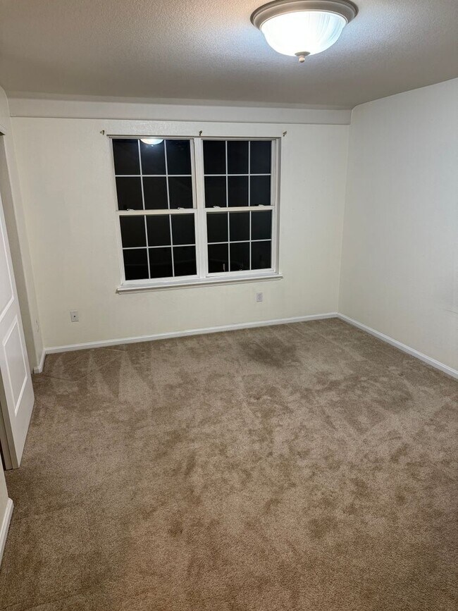 Building Photo - Large Open Plan 2 Bedroom 2 Bathroom Home