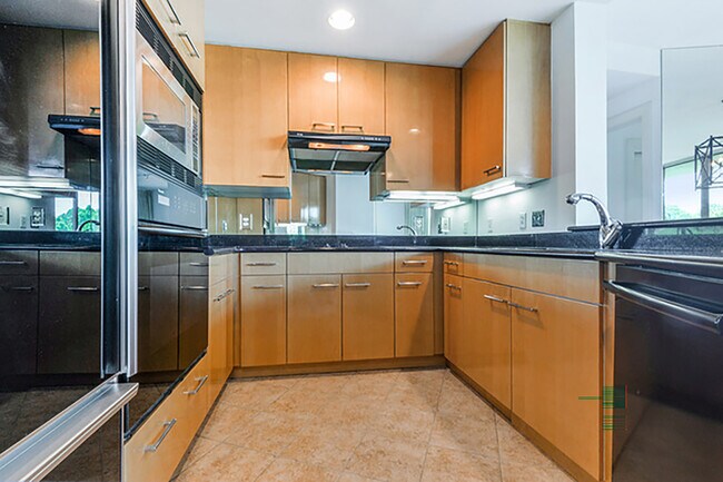 Building Photo - 700 Park Regency Pl NE