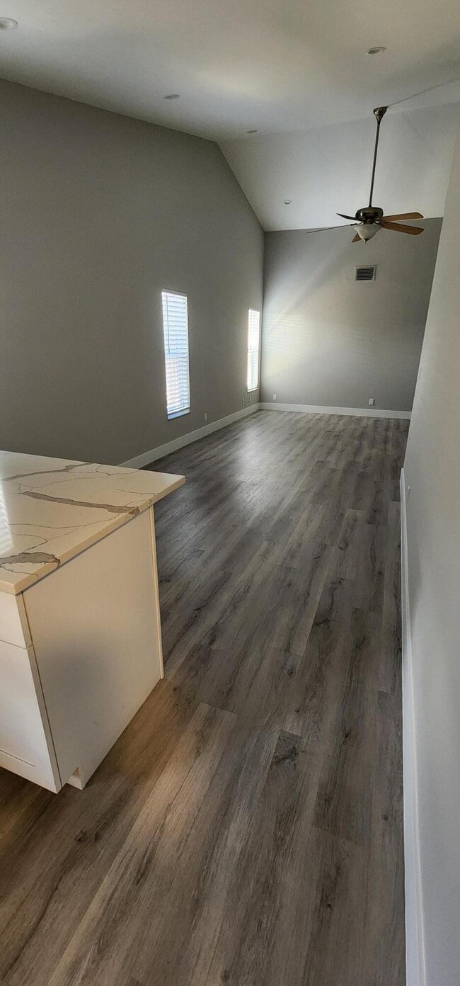 Building Photo - 8863 SE Hobe Ridge Ave