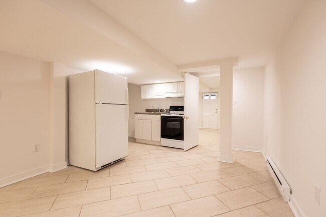 Building Photo - Beautiful 4 BR/3.5 BA Townhome in Cathedra...