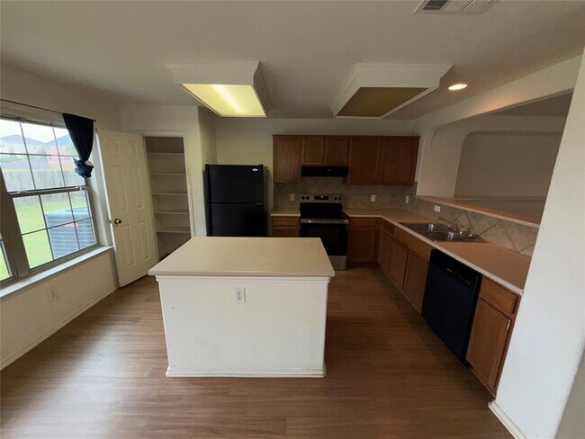 Building Photo - 621 Dark Tree Ln