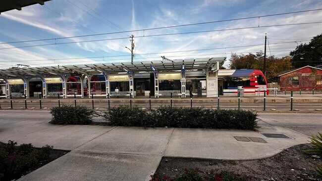Building Photo - 206 Fulton Station Dr