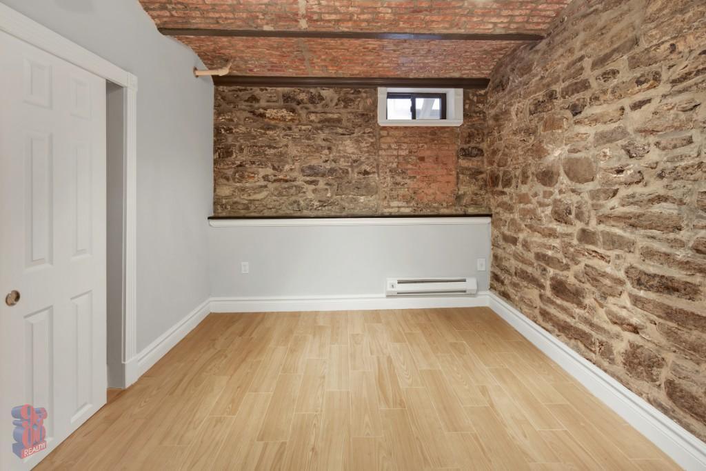 Building Photo - 246 Mott St