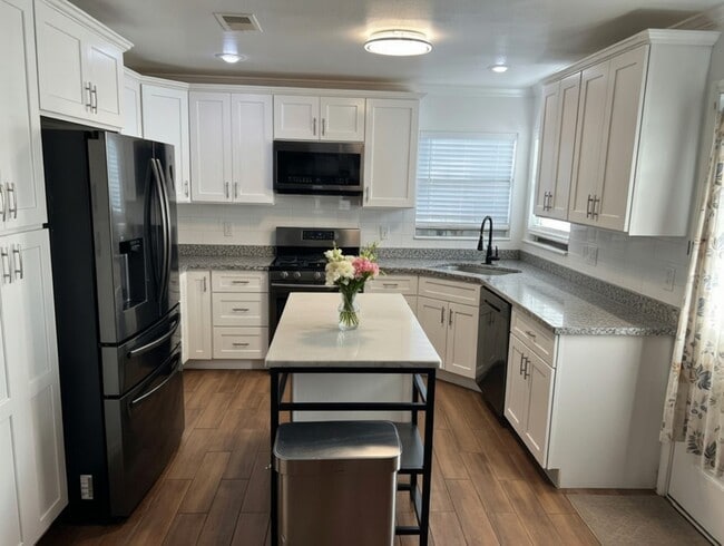 Building Photo - 221 Hyta St