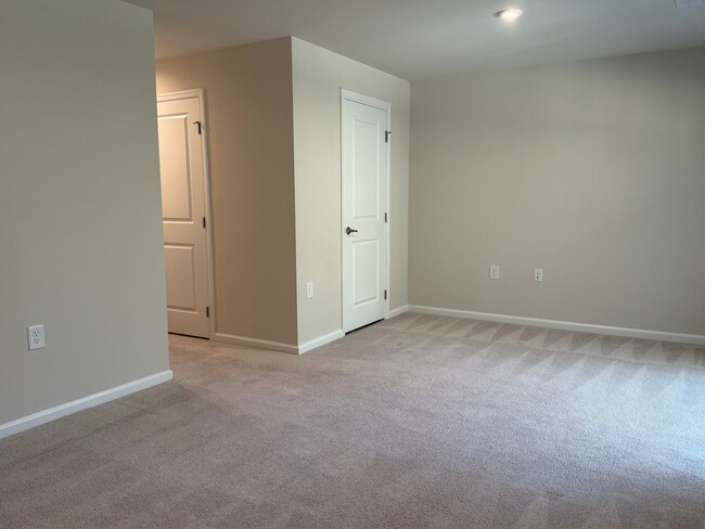 Building Photo - WONDERFUL Townhome in North East Raleigh, Available Now!