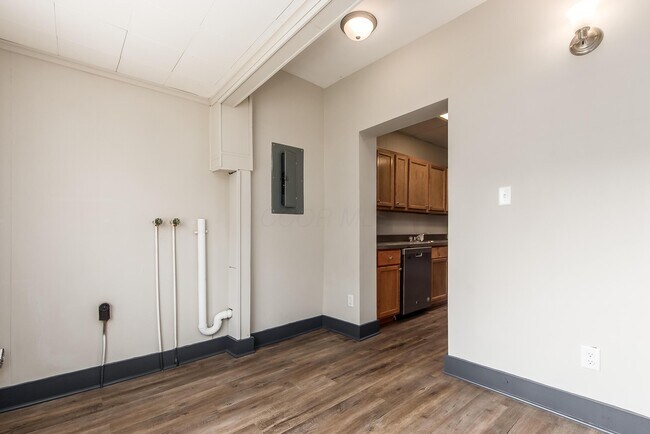 Building Photo - 842 St Clair Ave