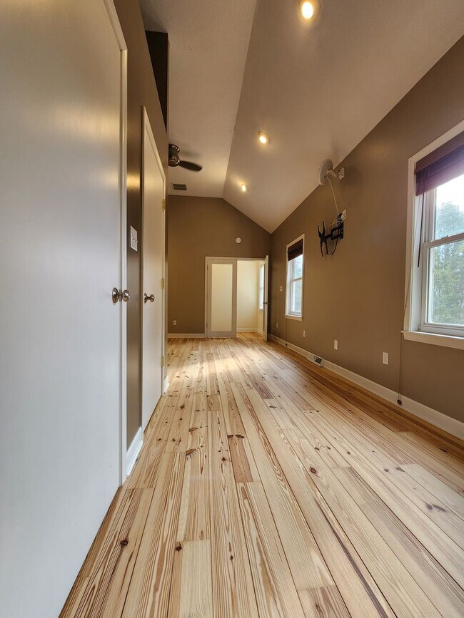 Building Photo - Gorgeous Home For Rent in Ohio City! 2 Master Suites!