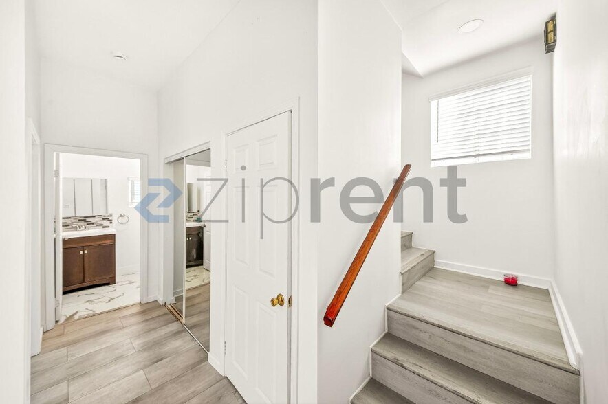 Building Photo - 1122 S Kingsley Dr