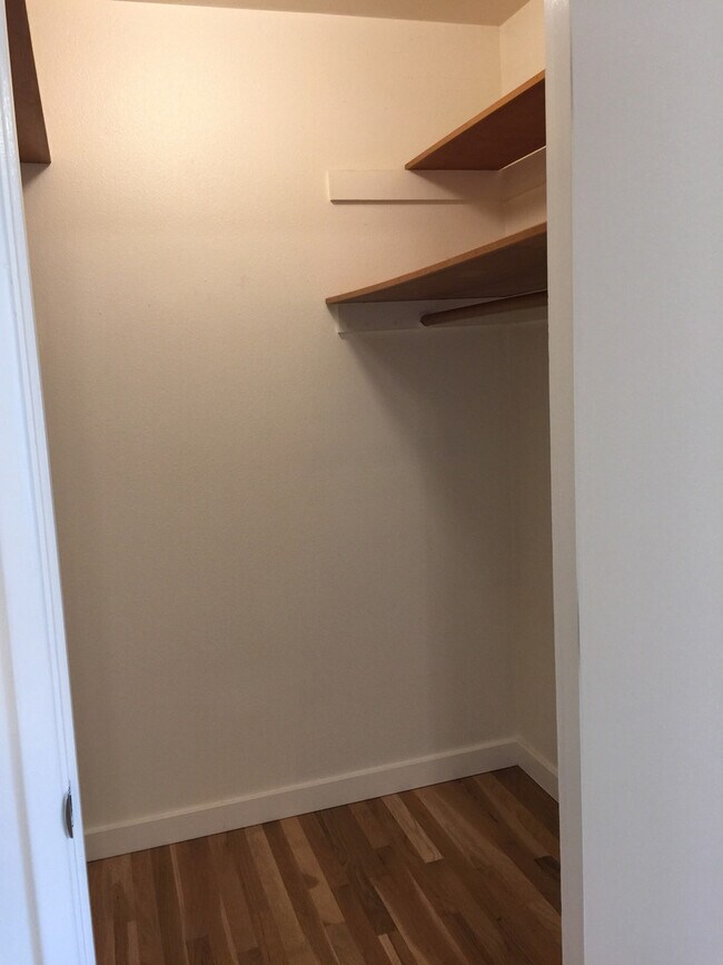 Building Photo - Great location! Dishwasher, hardwoods, on ...