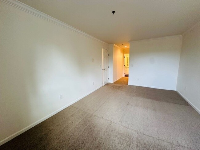 Building Photo - 2Bd/2Ba Bellevue Condo