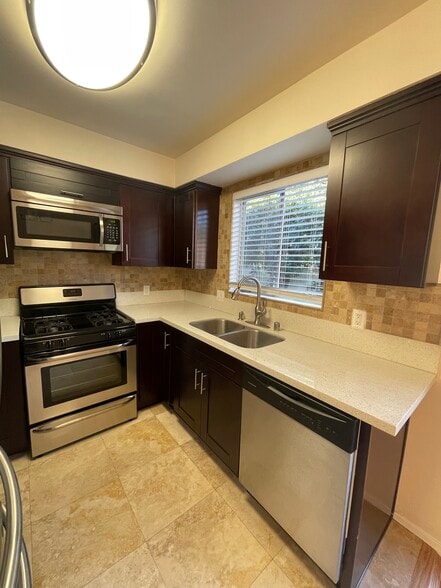 Building Photo - 855 Moraga Dr