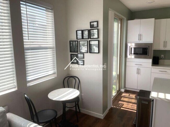 Building Photo - Beautifully Updated 1bd/1ba Land Park Area Condo with 1 Car Garage!