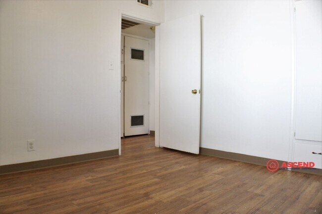 Building Photo - 615 Olive St