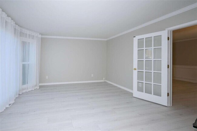 Building Photo - 151 Lakeside Dr NW