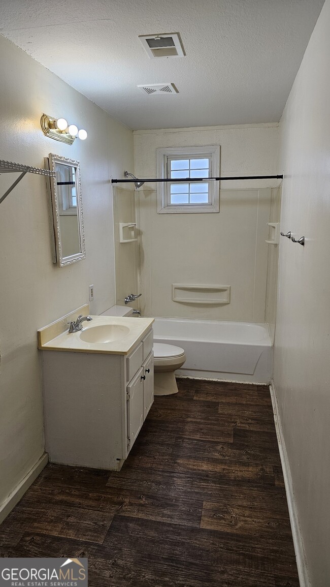 Building Photo - 208 Lavender St